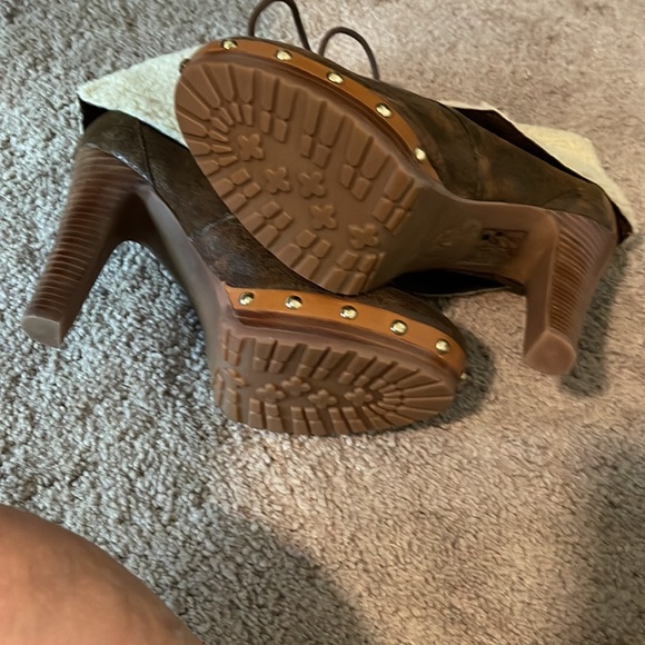 MICHAEL KORS PLATFORM BOOTIES - Picture 8 of 12
